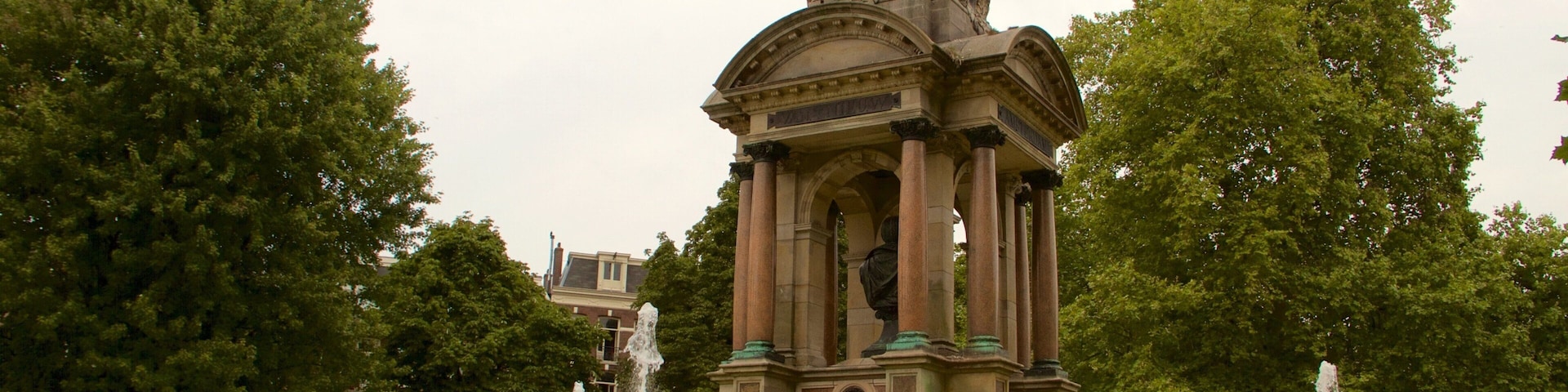 Sarphatipark showing a monument, a garden and a fountain