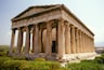 Un antico tempio greco con colonne doriche e struttura rettangolare.