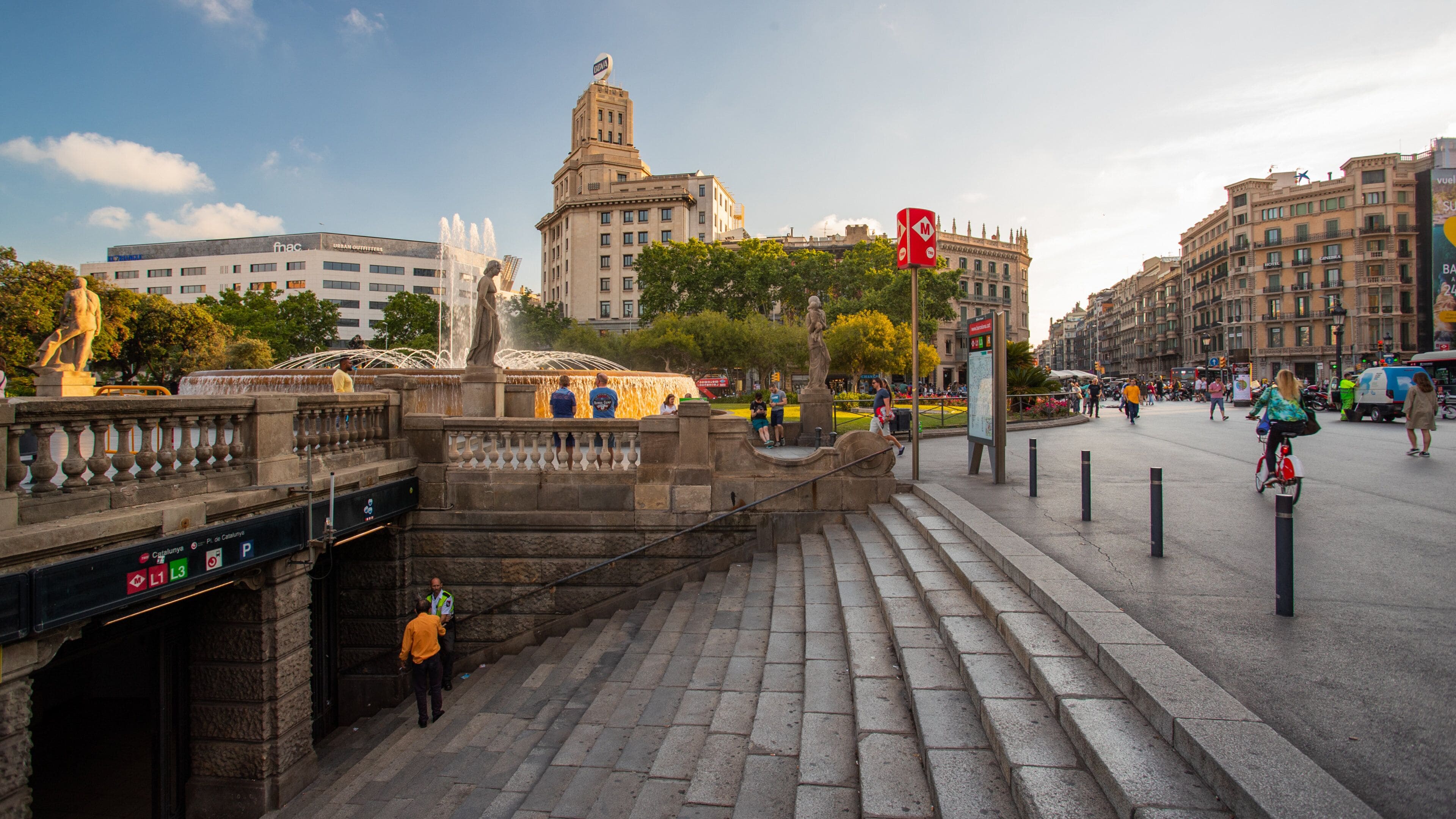 Placa de Catalunya which includes a city