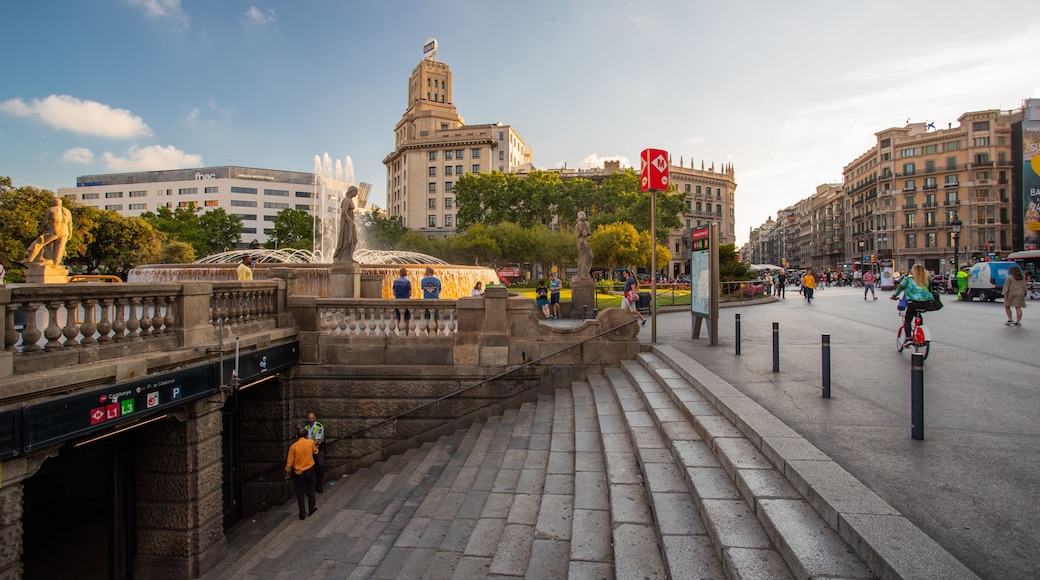 Placa de Catalunya which includes a city