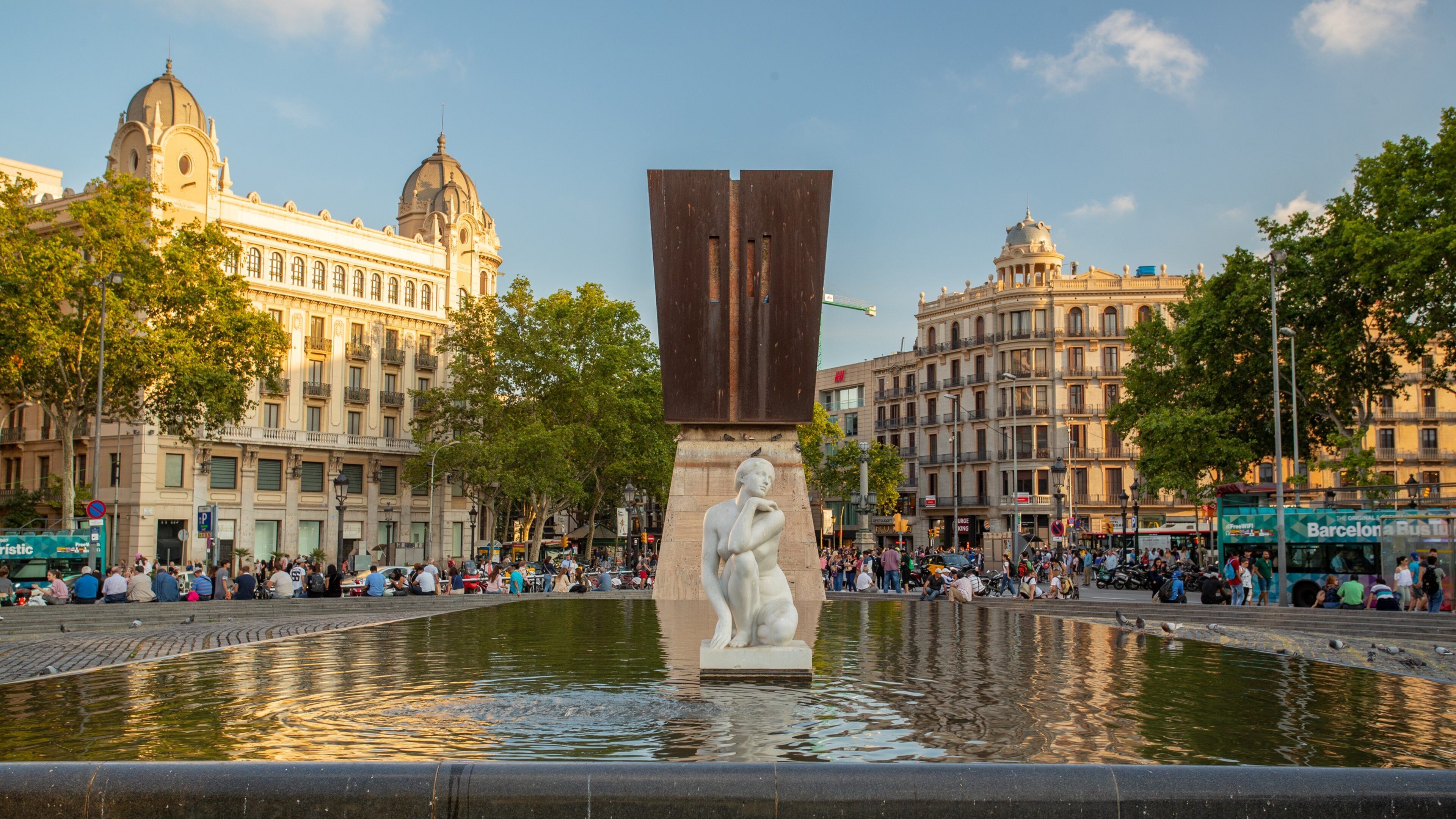 Placa de Catalunya featuring a fountain and a city