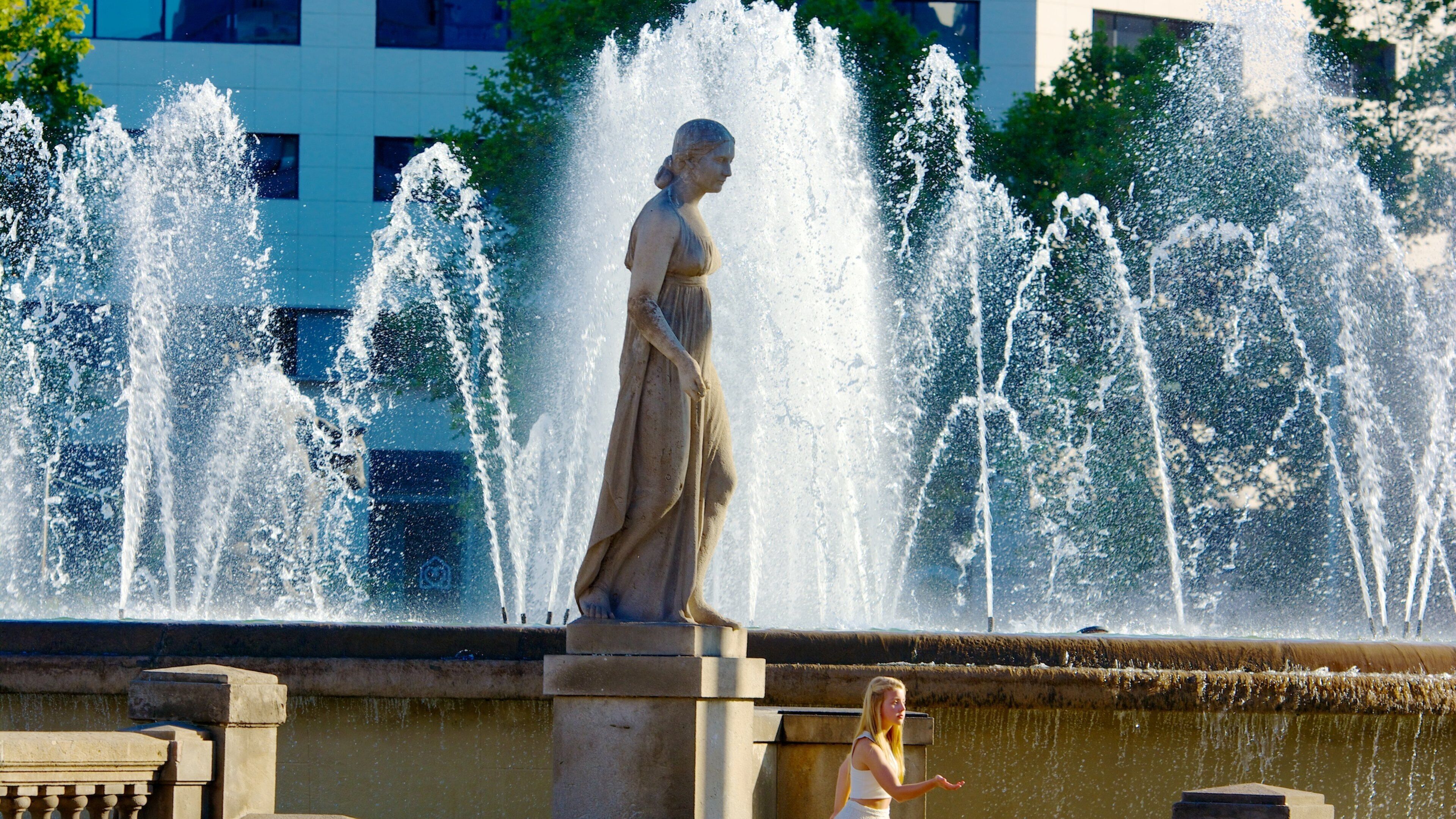 Plaça de Catalunya which includes a statue or sculpture, a fountain and a monument