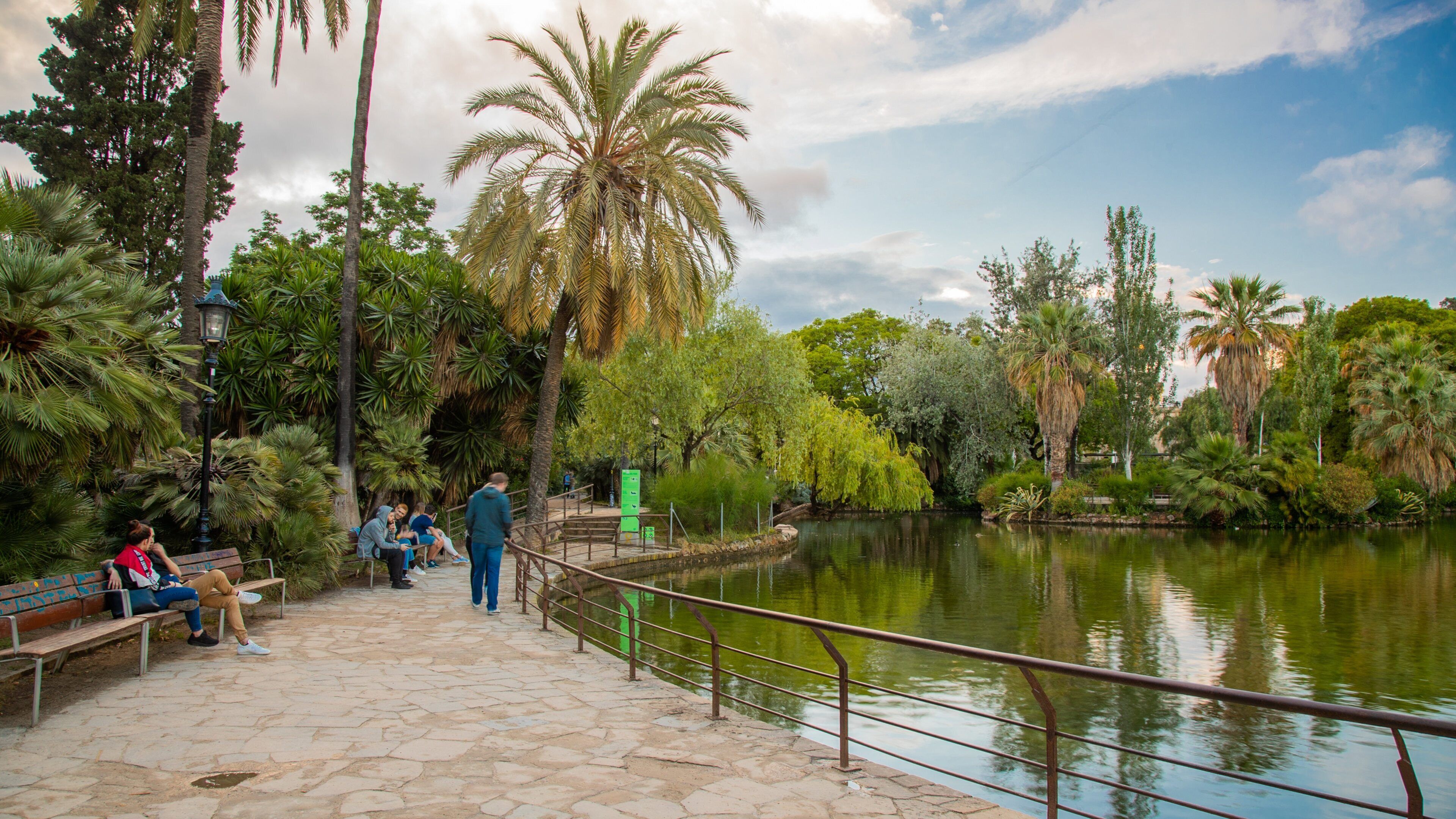 Parc de la Ciutadella showing a pond