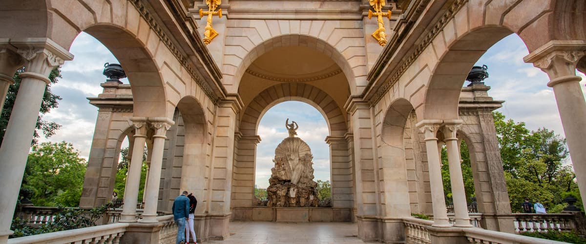 Parc de la Ciutadella featuring heritage elements as well as a couple