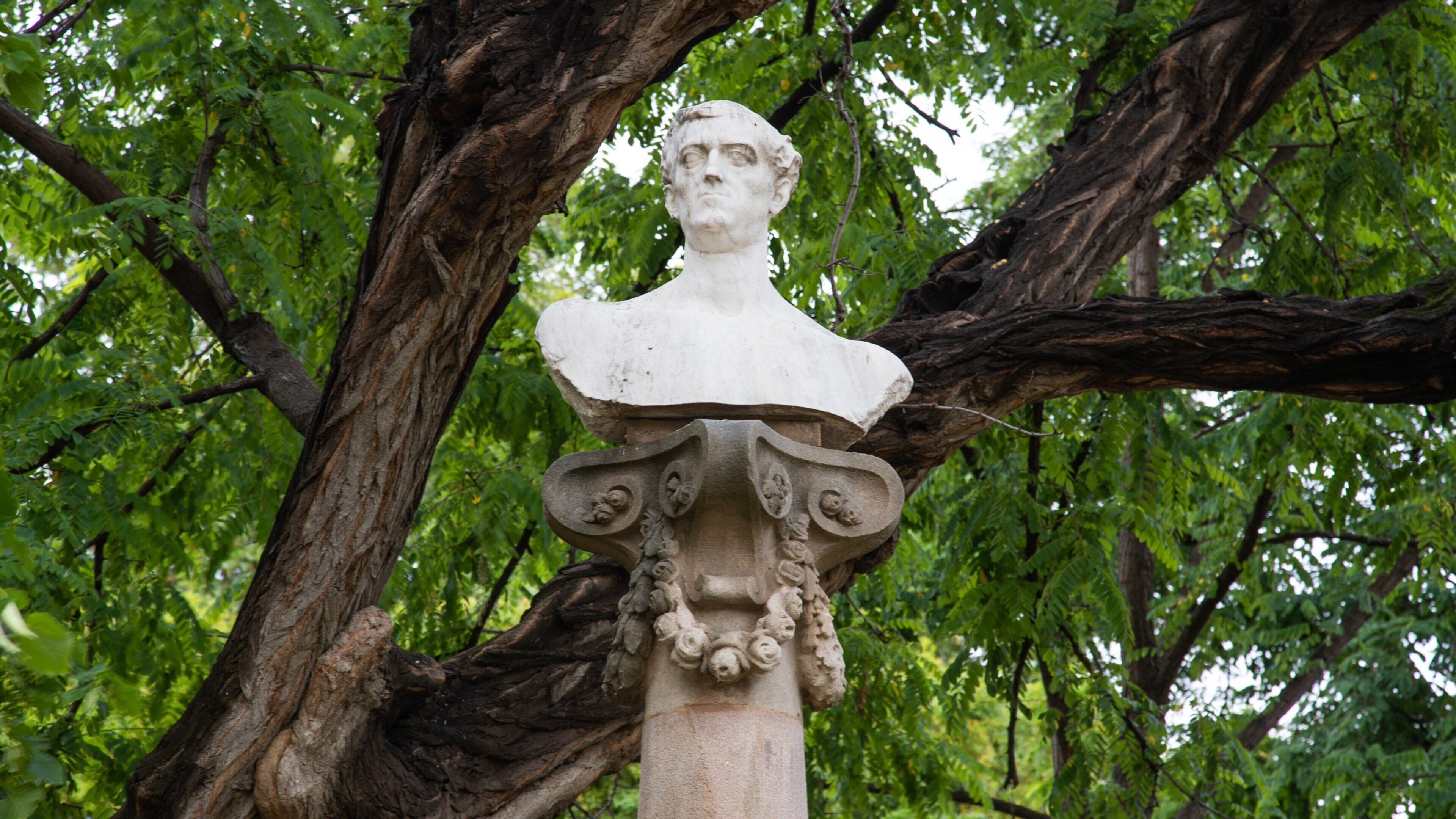Parc de la Ciutadella showing a statue or sculpture
