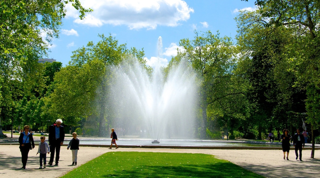 Brussels Park showing a pond, a fountain and a garden