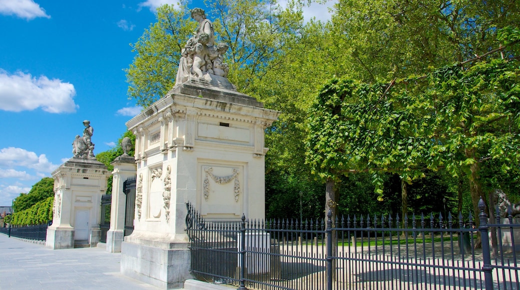 Brussels Park showing a park and a city