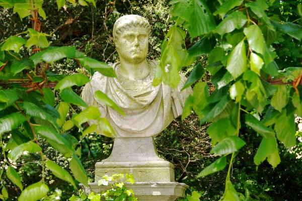 Brussels Park featuring a statue or sculpture and a garden