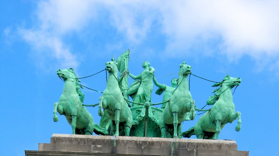 Cinquantenaire Park showing a statue or sculpture