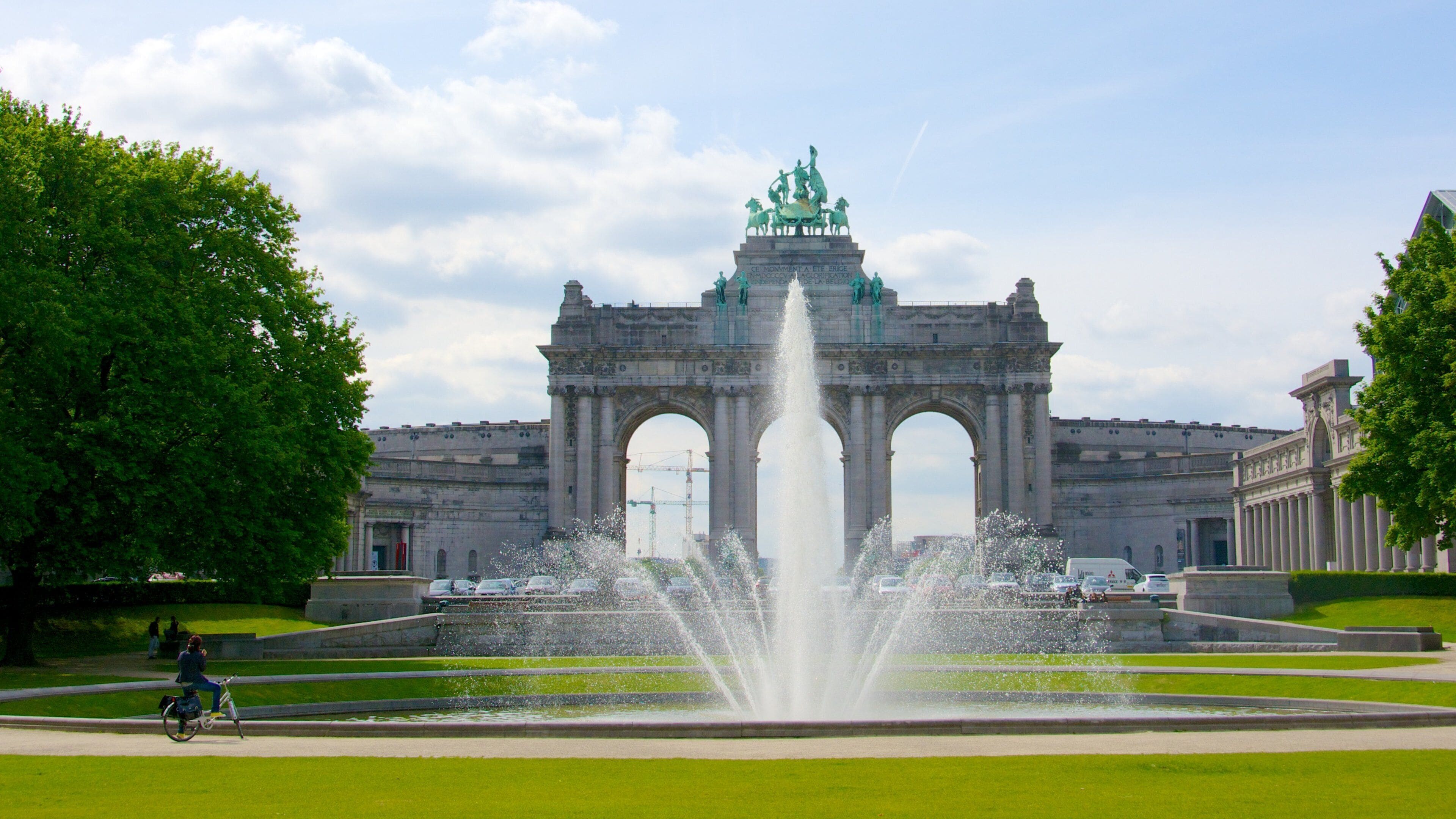Jubilee Park showing a fountain, heritage architecture and a pond