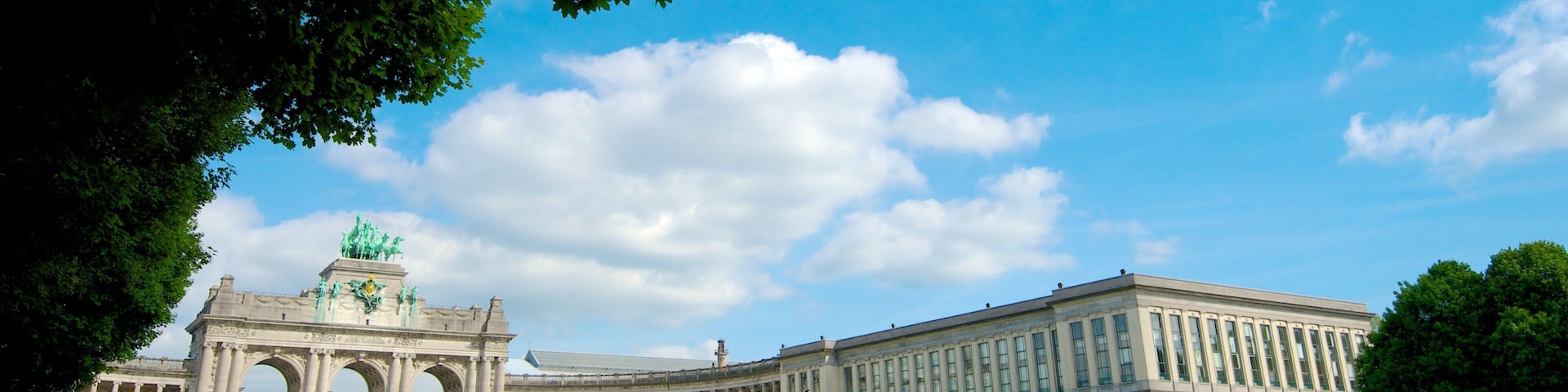 Jubilee Park showing heritage architecture, a garden and a monument