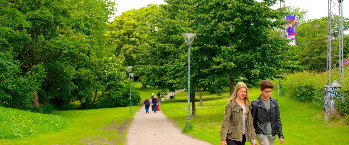 Jardin botanique qui includes parc aussi bien que couple