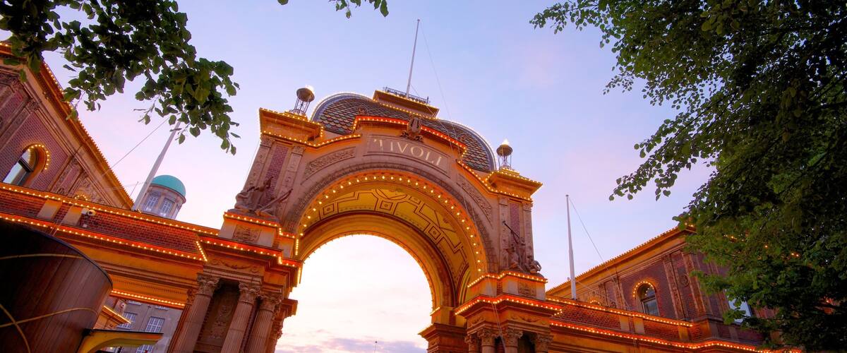 Jardines de Tivoli que incluye patrimonio de arquitectura y paseos