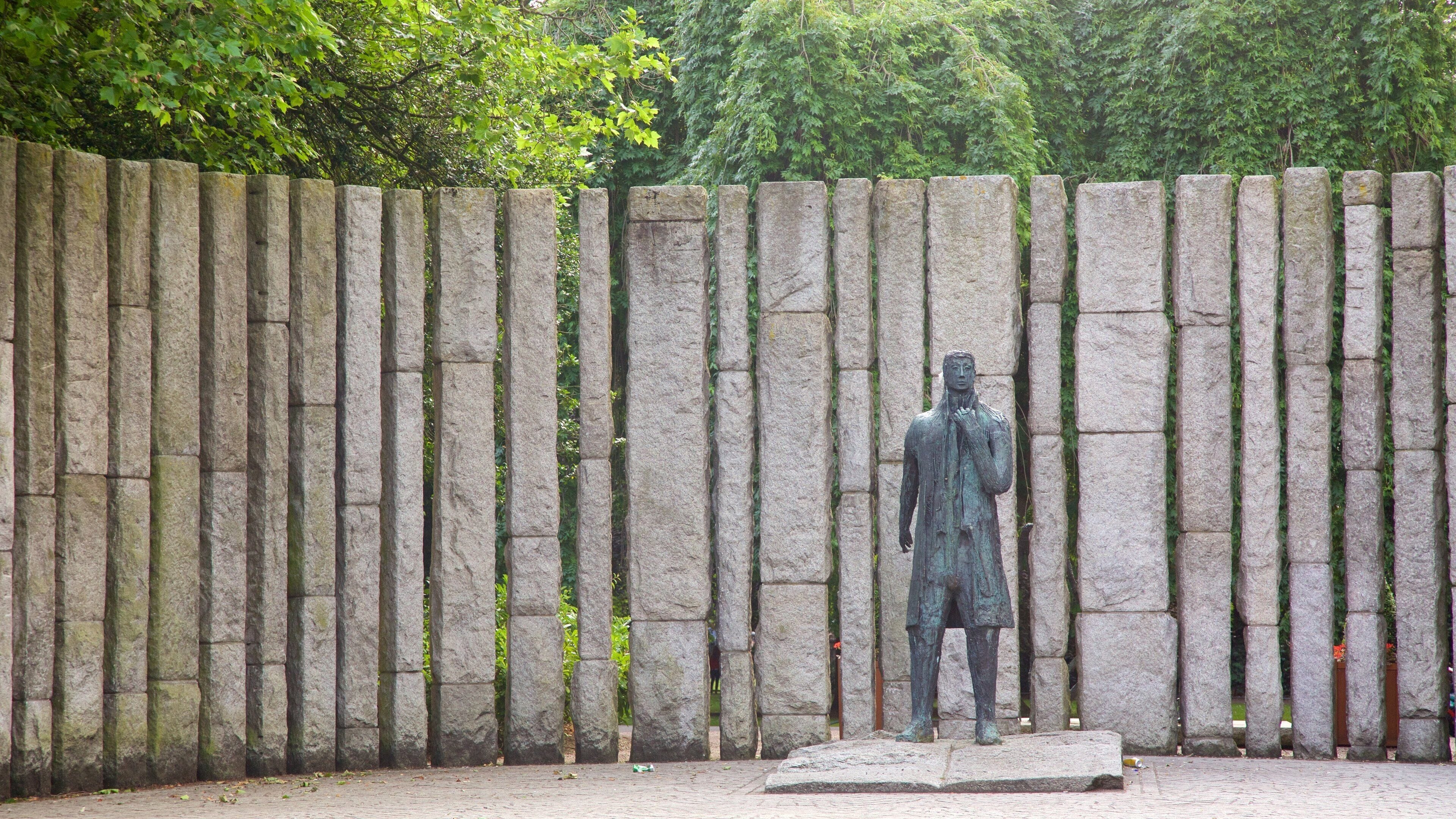 St. Stephen\'s Green fasiliteter samt park og statue eller skulptur