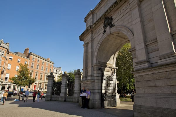 St. Stephen\'s Green che include città, strade e architettura d\'epoca
