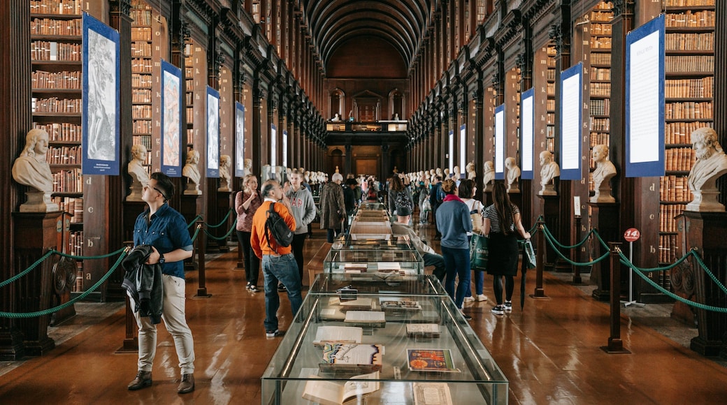 Trinity College showing heritage elements