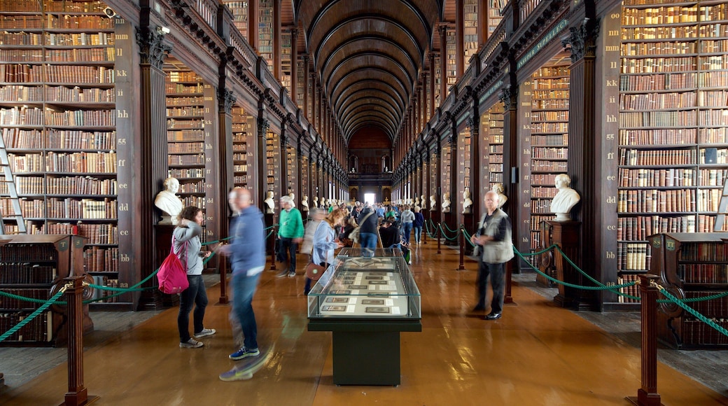 Trinity College bevat interieur, historisch erfgoed en een overheidsgebouw