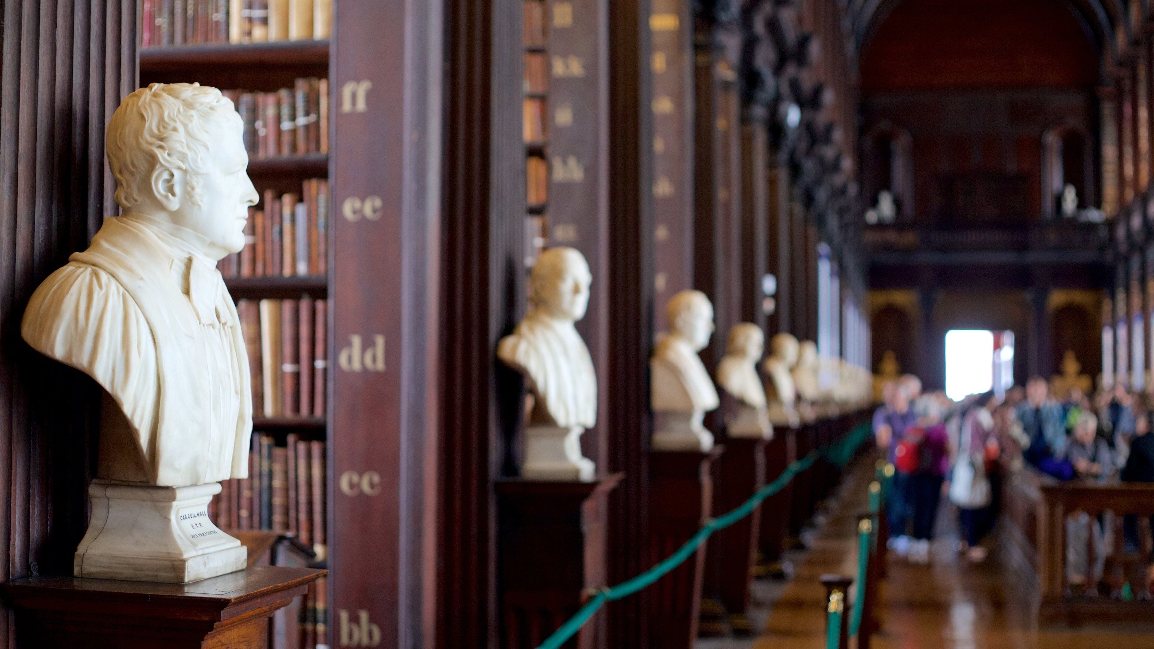 Trinity College ofreciendo una estatua o escultura, un edificio administrativo y elementos del patrimonio