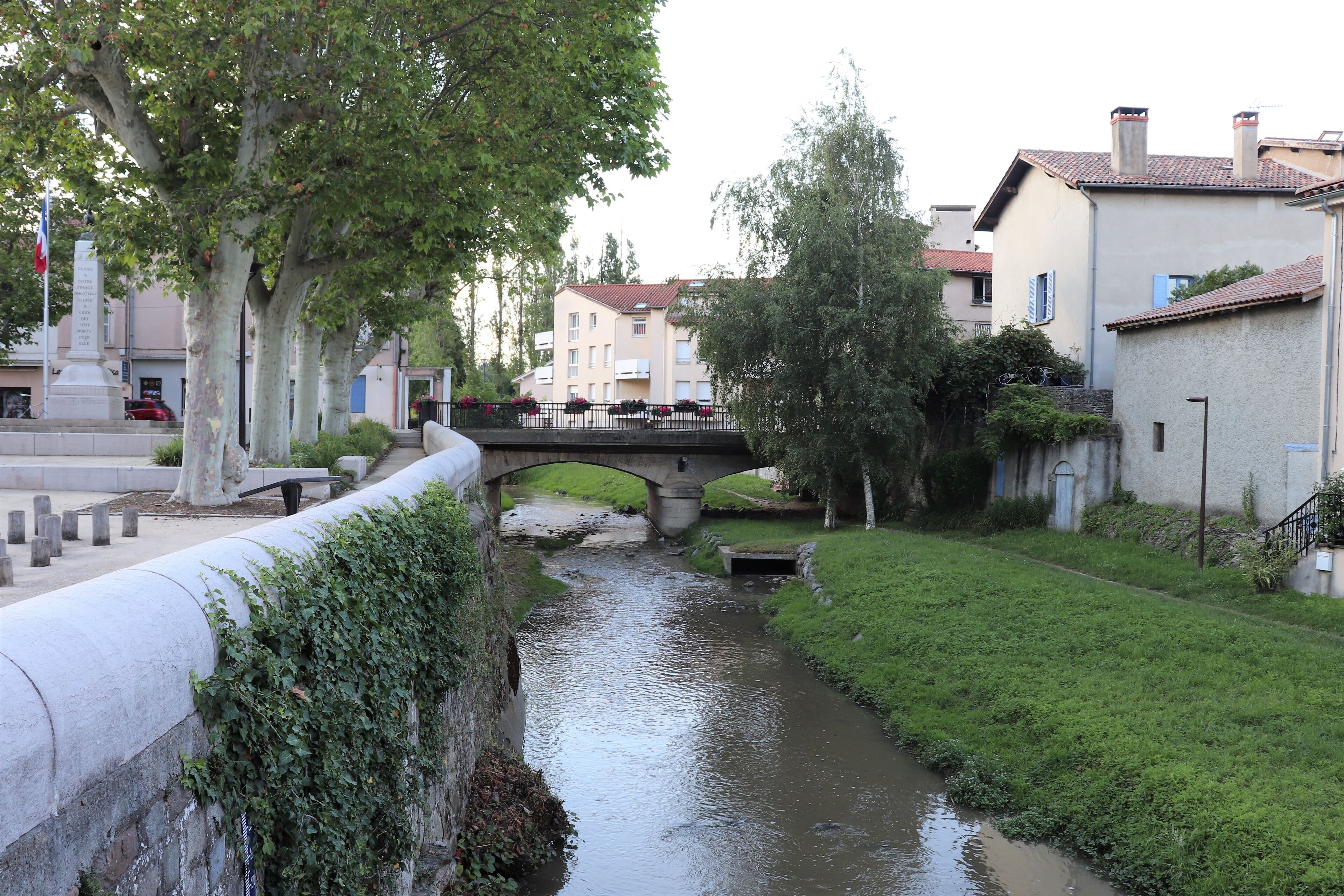Le Pont vieux sur la rivière Le Garon dans le village de Brignais