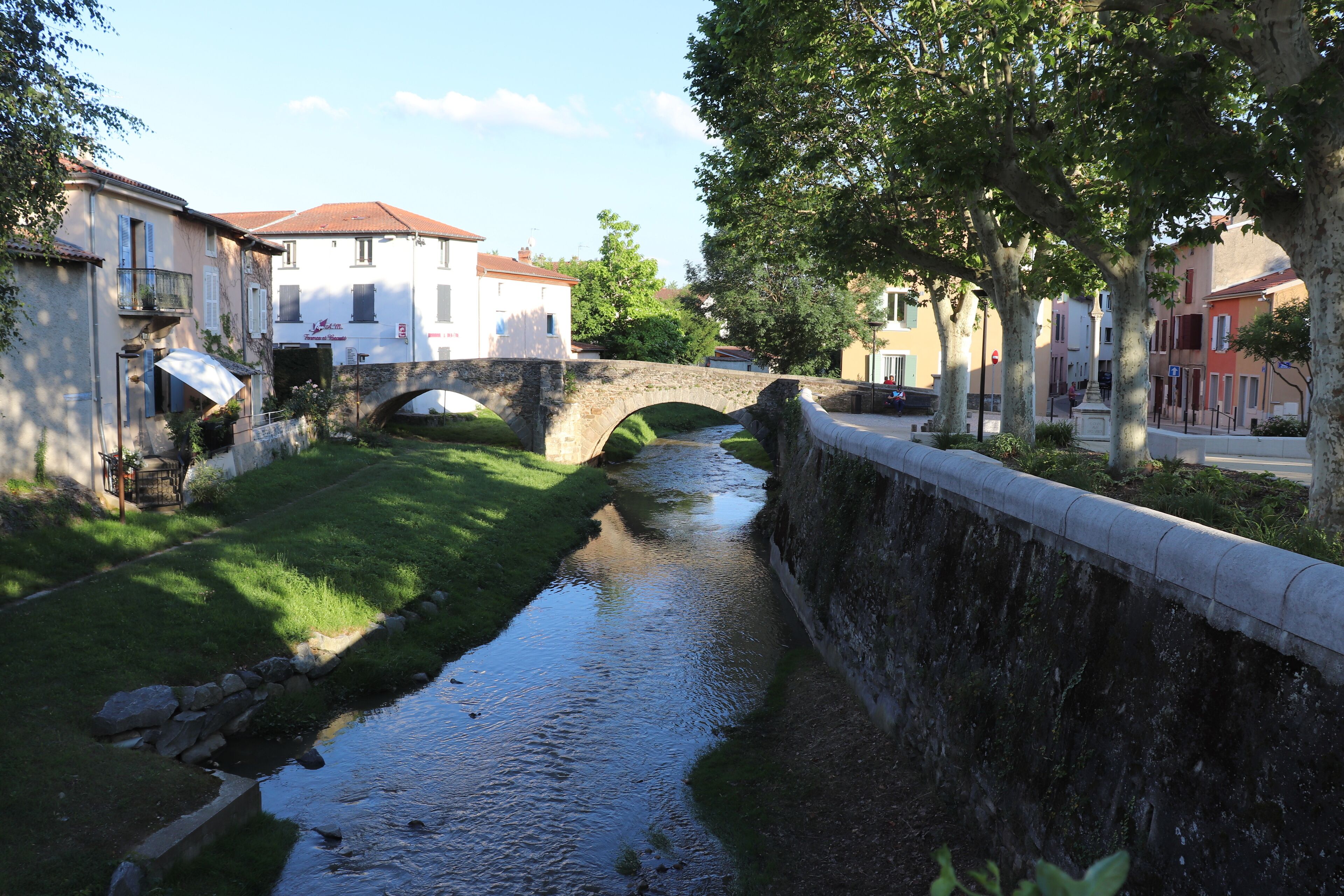 Le Pont vieux sur la rivière Le Garon dans le village de Brignais