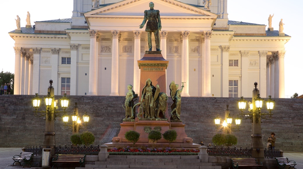 Senate Square caracterizando uma eståtua ou escultura, uma praça ou plaza e cenas noturnas