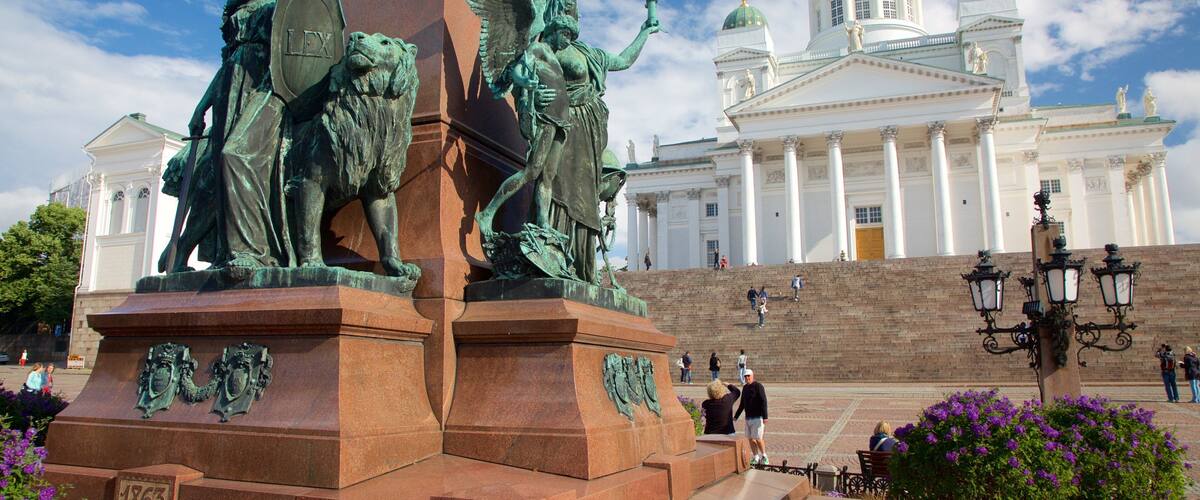 Senaatsplein toont een standbeeld of beeldhouwwerk, een monument en een kerk of kathedraal