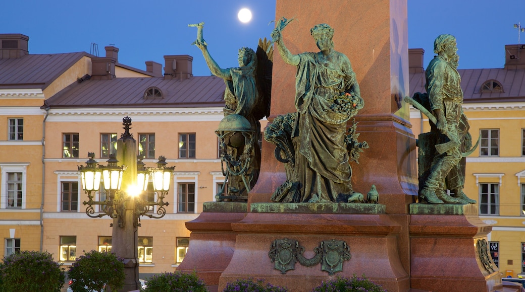 Senate Square que inclui cenas noturnas, uma estĂĄtua ou escultura e um monumento