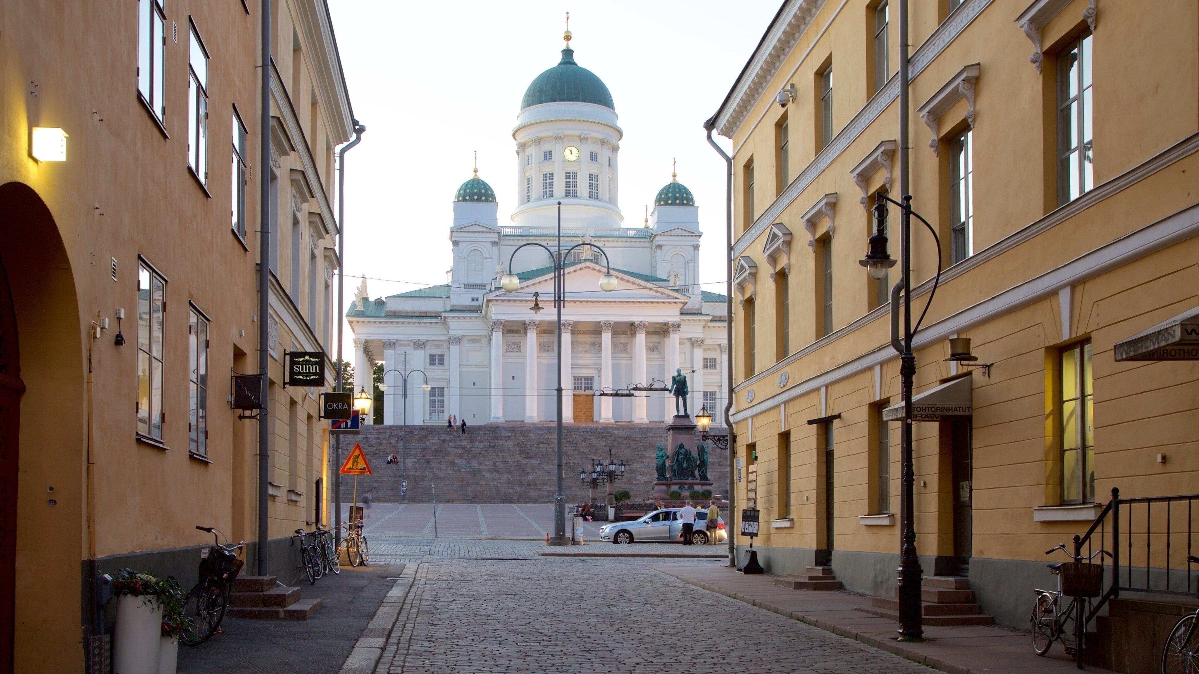 Senate Square showing street scenes