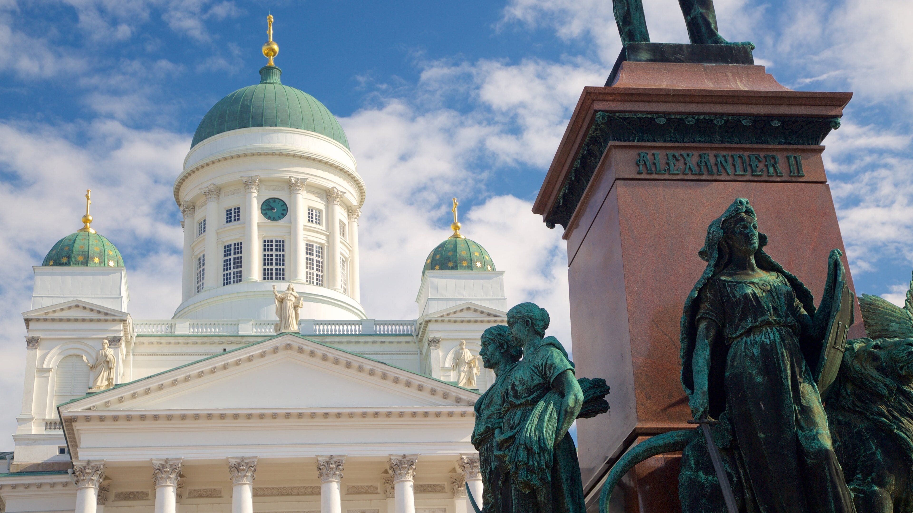 Senate Square que inclui uma estátua ou escultura, uma igreja ou catedral e um monumento