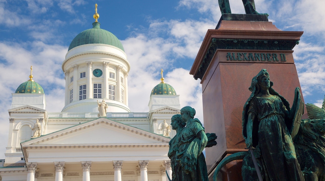 Senate Square que inclui uma estĂĄtua ou escultura, uma igreja ou catedral e um monumento