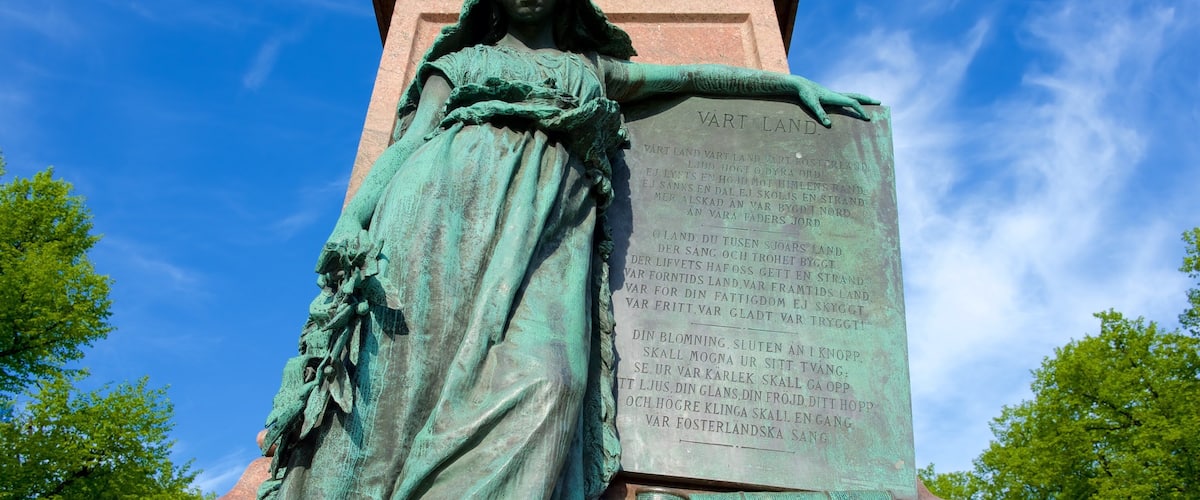 Esplanadi which includes a monument and a statue or sculpture