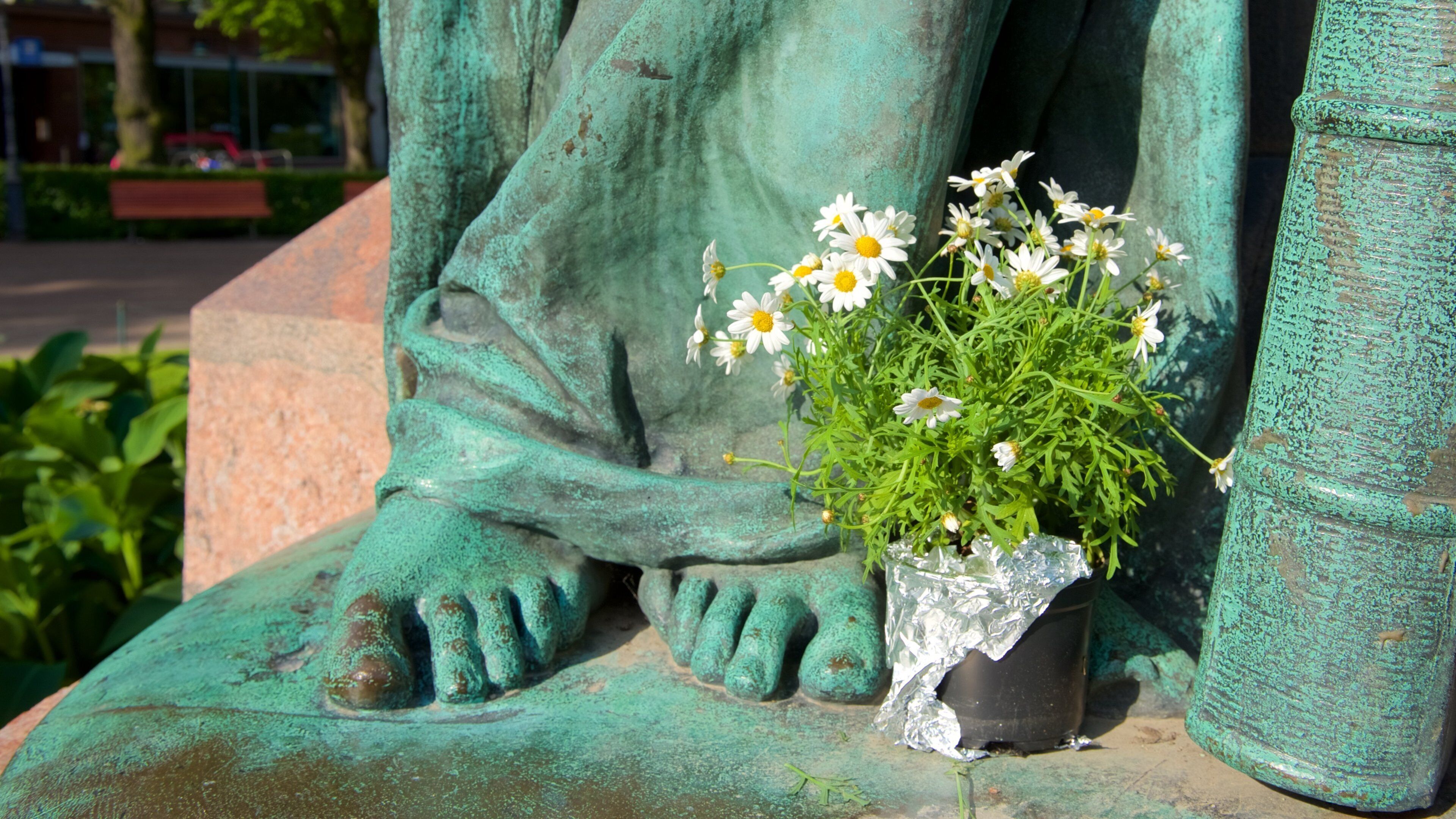 Esplanadi ซึ่งรวมถึง ดอกไม้, อนุสรณ์ และ อนุสาวรีย์หรือรูปปั้น