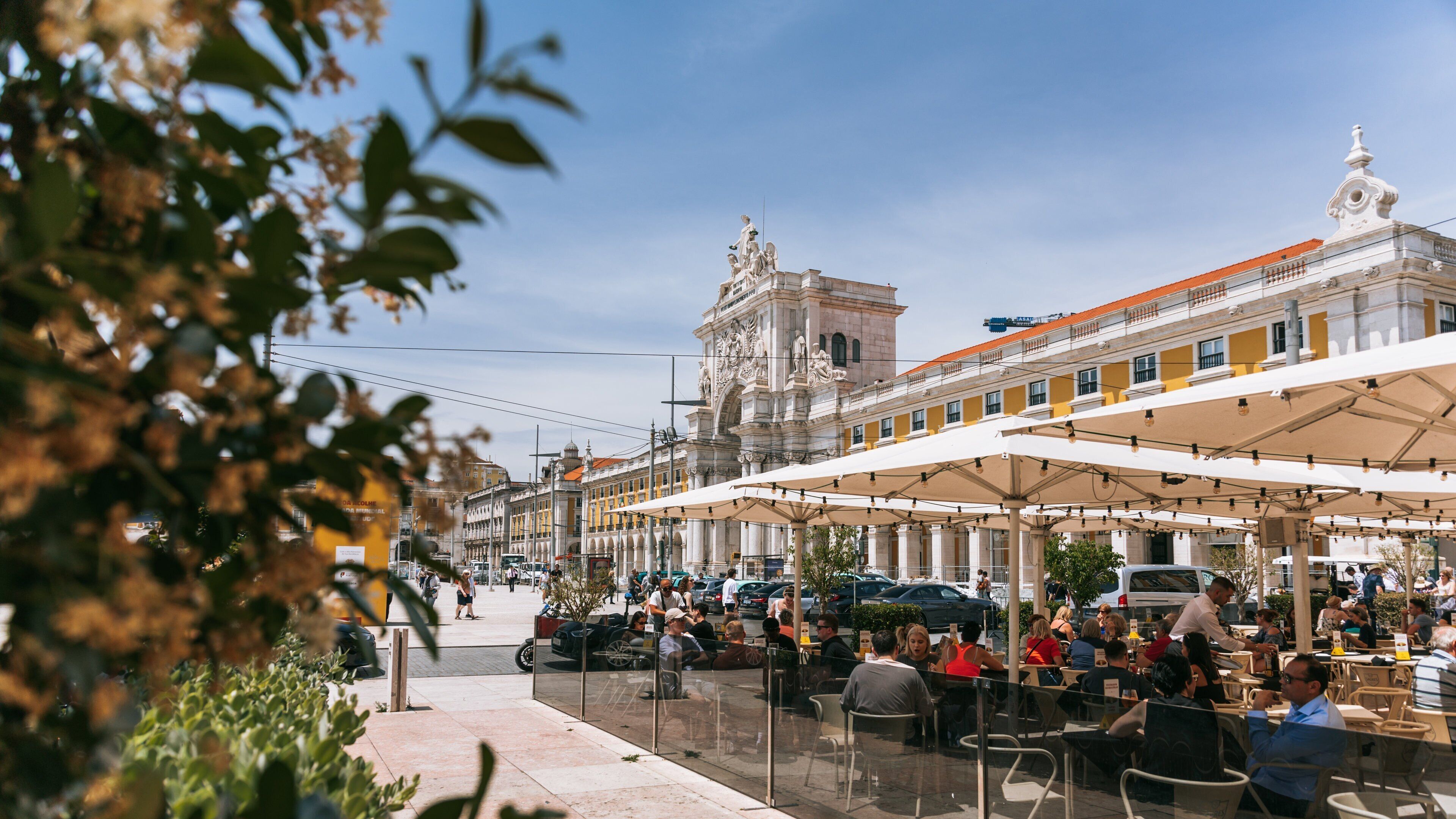 Commerce Square which includes outdoor eating, street scenes and heritage architecture