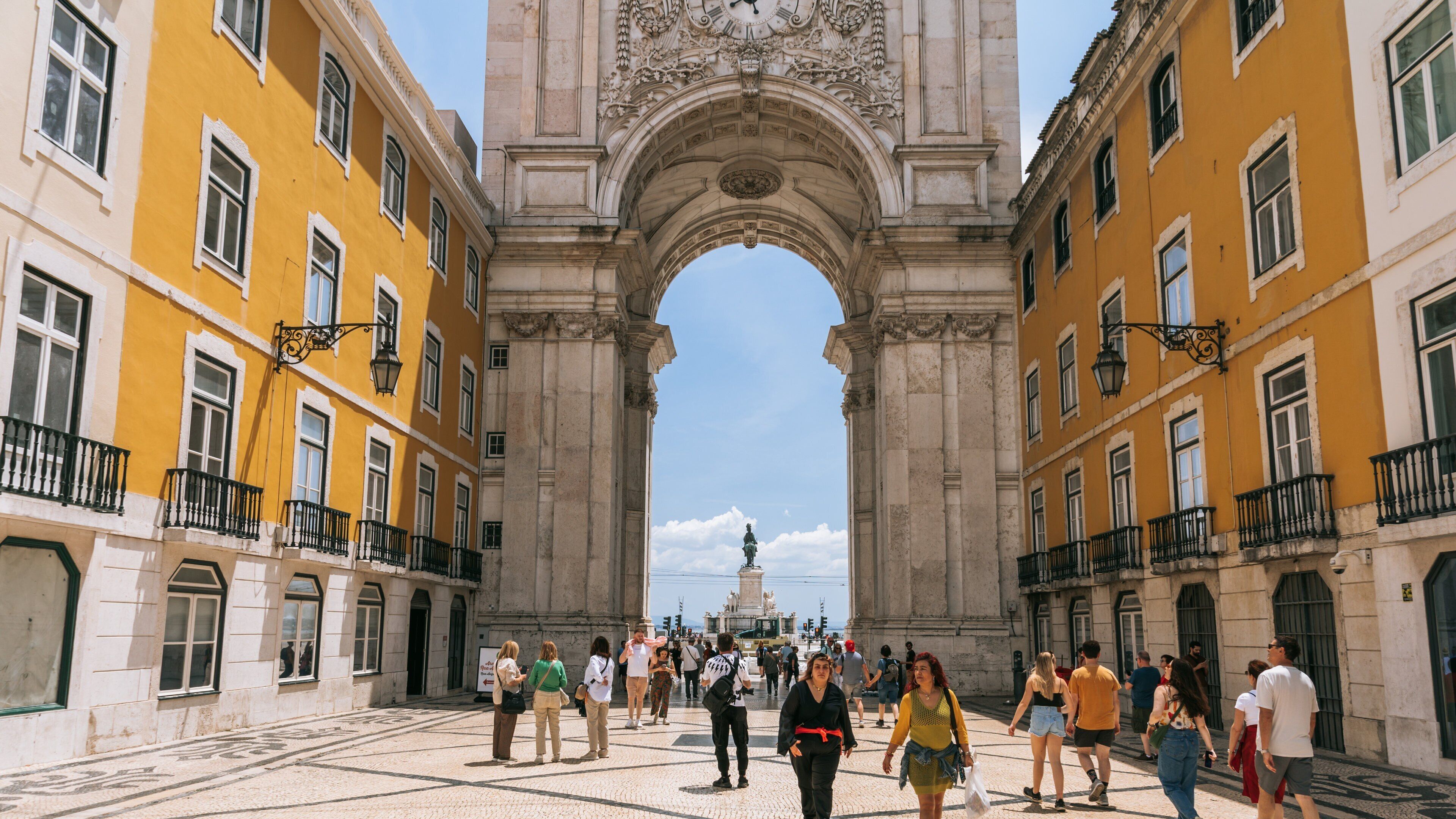 Commerce Square showing street scenes, a city and heritage architecture