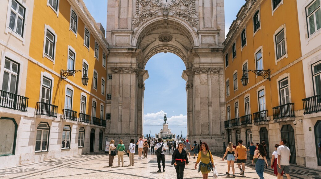 Commerce Square showing street scenes, a city and heritage architecture