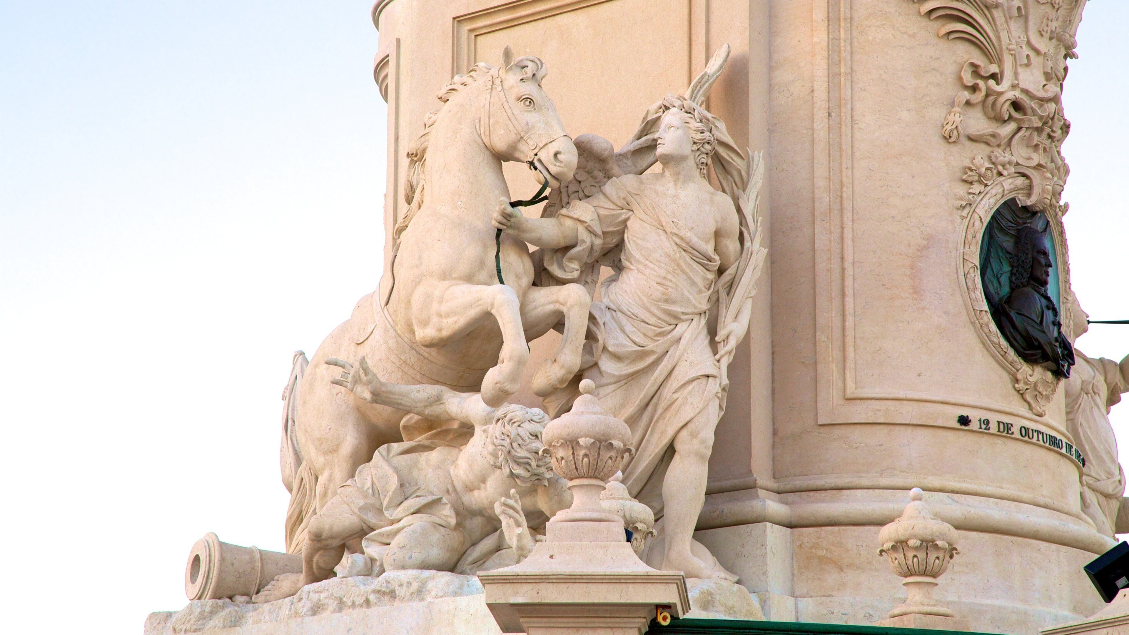 Quảng trường Thương mại cho thấy pho tượng