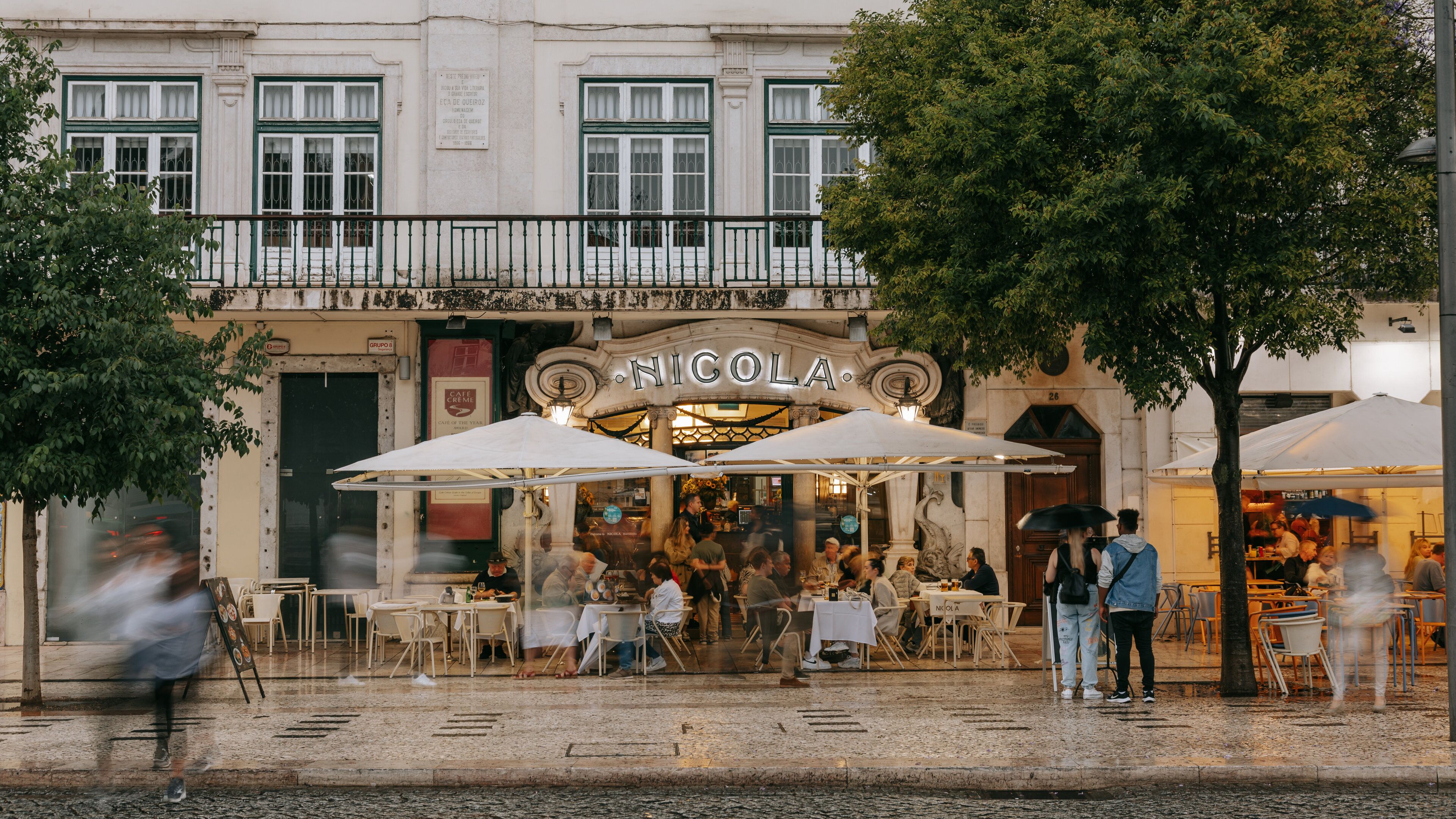 Rossio Square showing signage, outdoor eating and street scenes