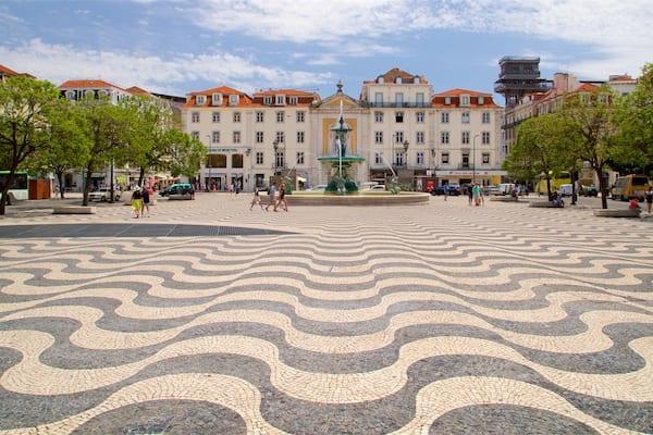 Plaza Rossio que incluye un parque o plaza y una fuente