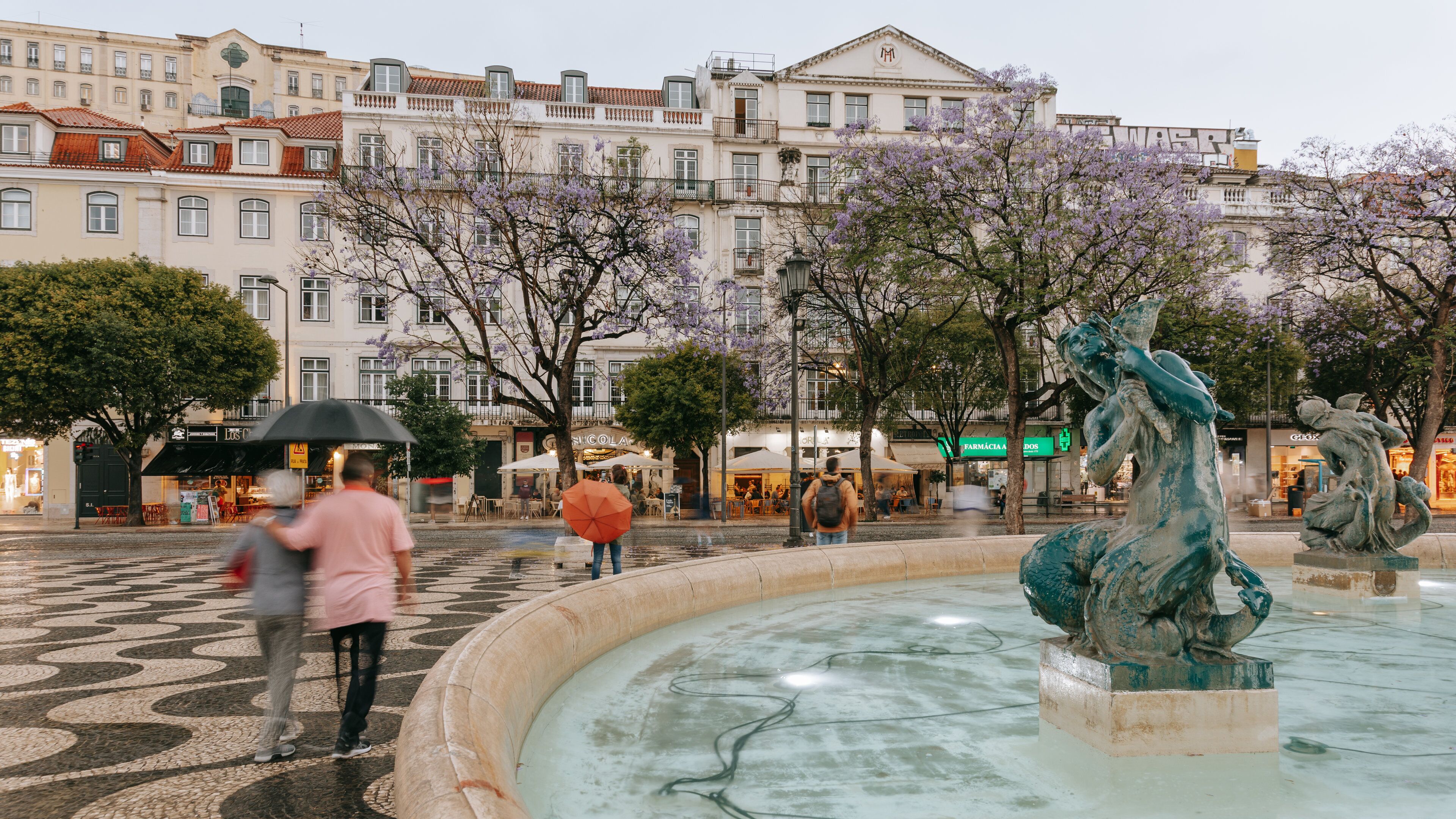 Lisbon Old Town which includes a statue or sculpture, street scenes and a fountain