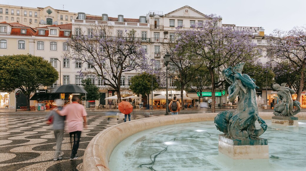 Lisbon Old Town which includes a statue or sculpture, street scenes and a fountain
