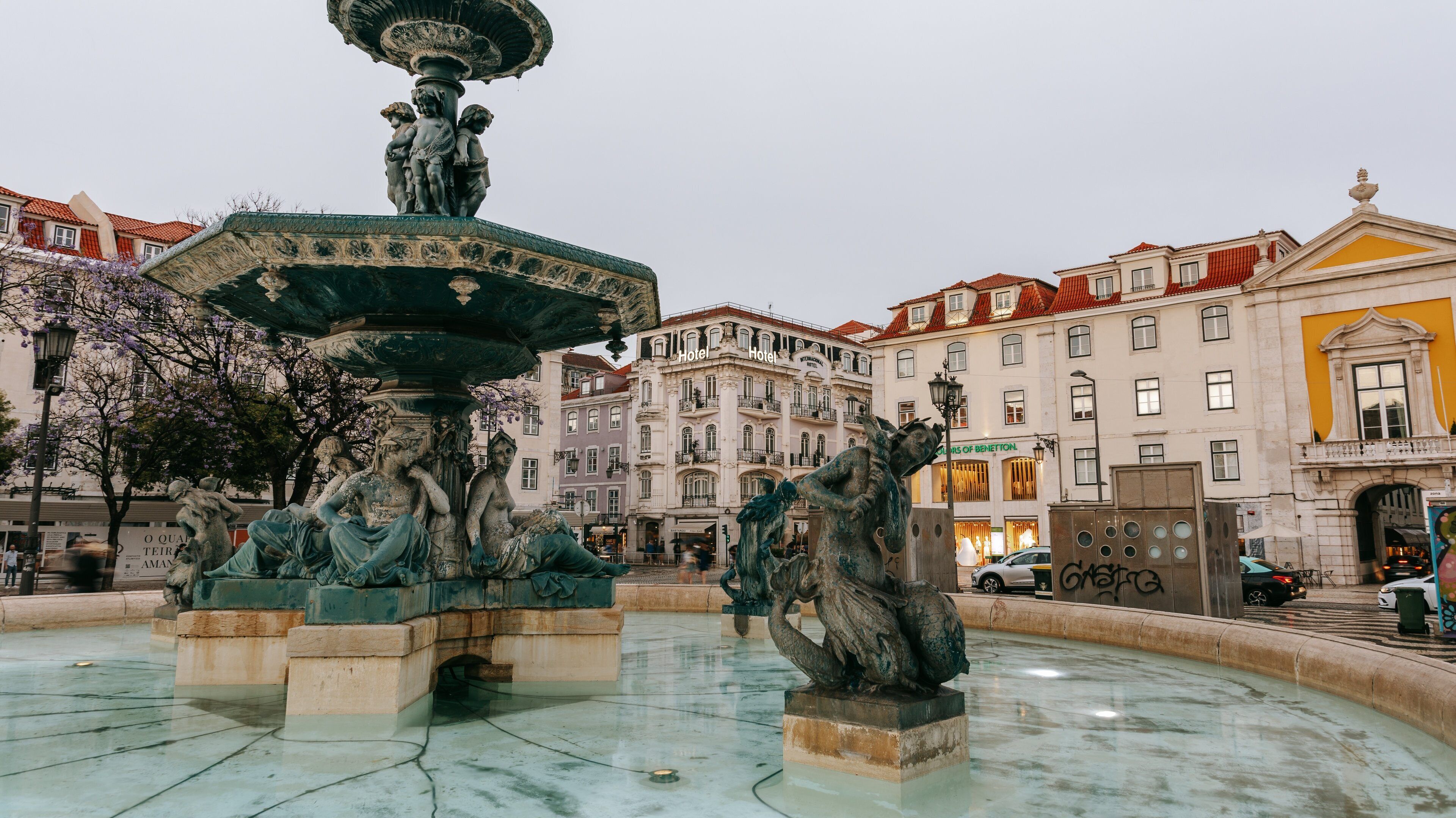 Rossio Square showing a city, a fountain and a statue or sculpture