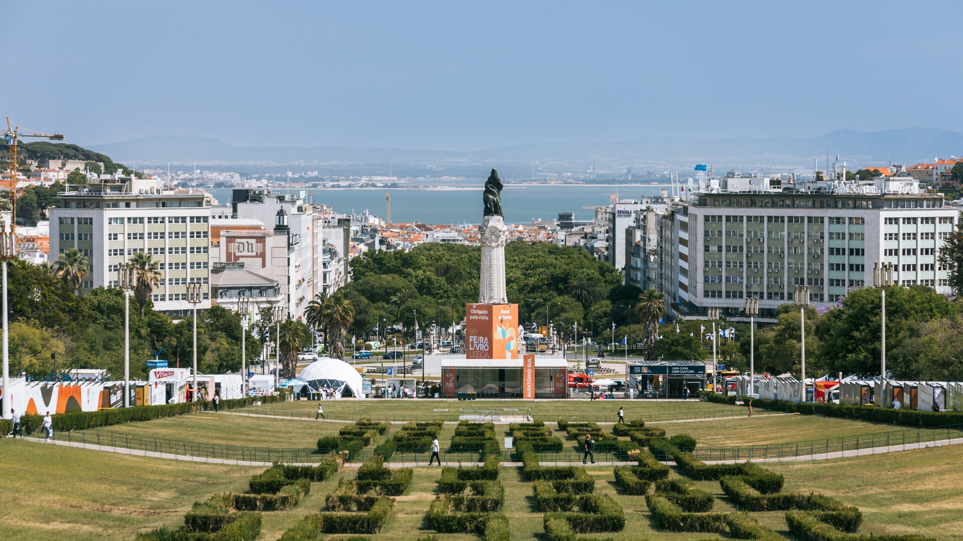 Eduardo VII Park which includes landscape views, a park and a monument