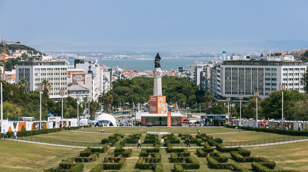 Eduardo VII Park which includes landscape views, a park and a monument