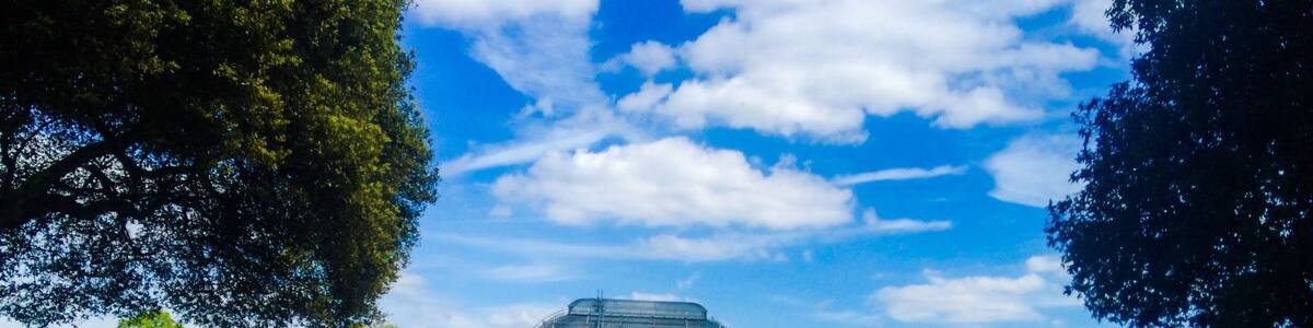 Kew Gardens, founded in the 1840s, the world's largest collection of living plants. The Palm House (1844–1848) is made of the glass and glass panes. The 19m high central nave is surrounded by a walkway at 9m height, allowing a closer look upon the palm tree crowns.