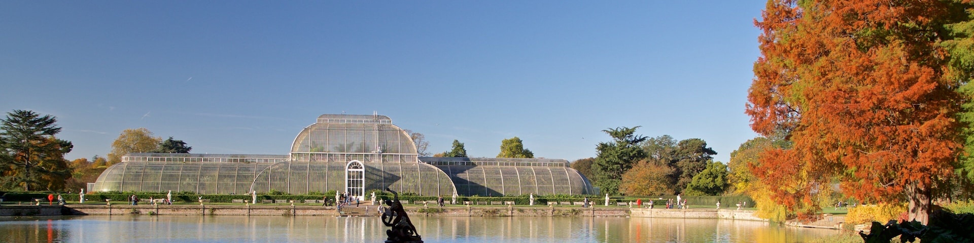 Royal Botanic Gardens featuring a pond