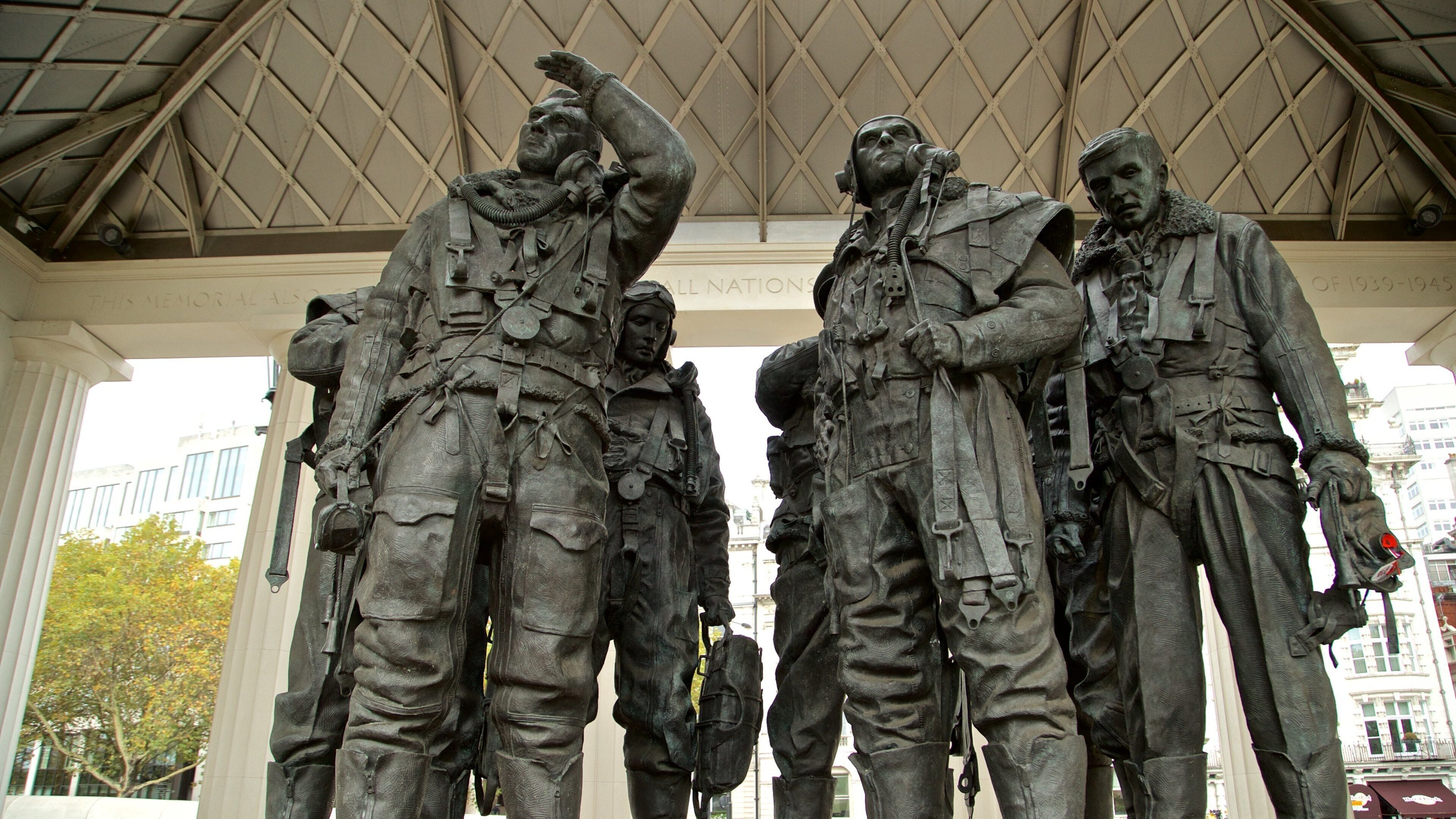 Green Park showing a statue or sculpture