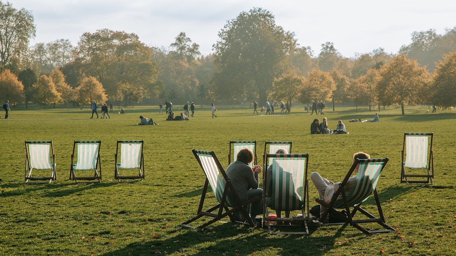 Hyde Park featuring picnicing and a garden as well as a small group of people