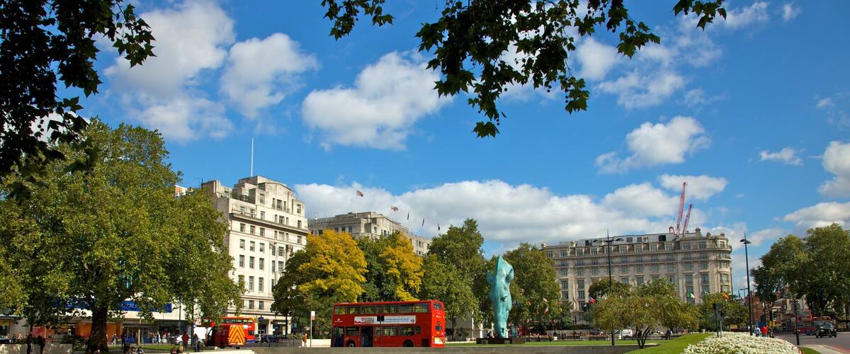 Hyde Park johon kuuluu puutarha, lampi ja kaupunki