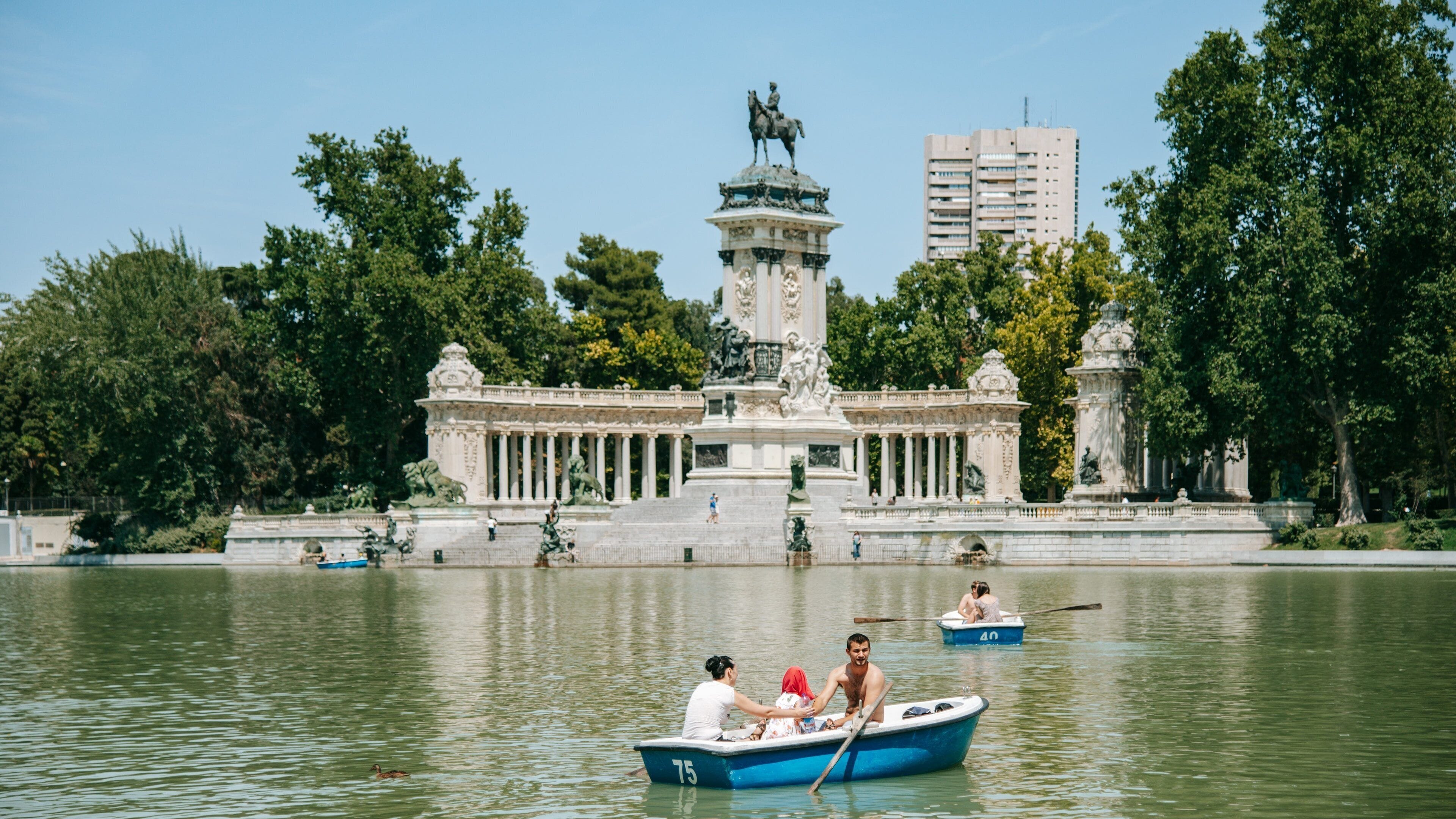 El Retiro Park showing heritage architecture, a lake or waterhole and boating