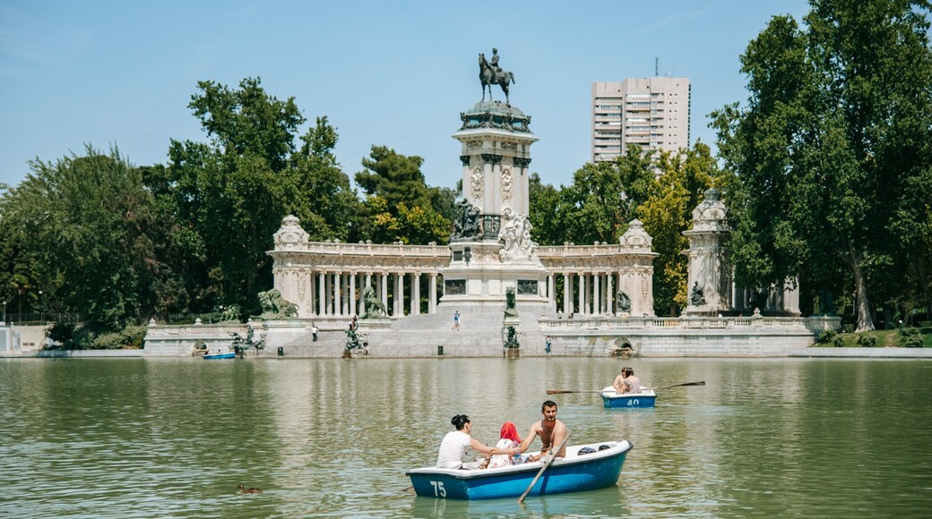 El Retiro Park showing heritage architecture, a lake or waterhole and boating